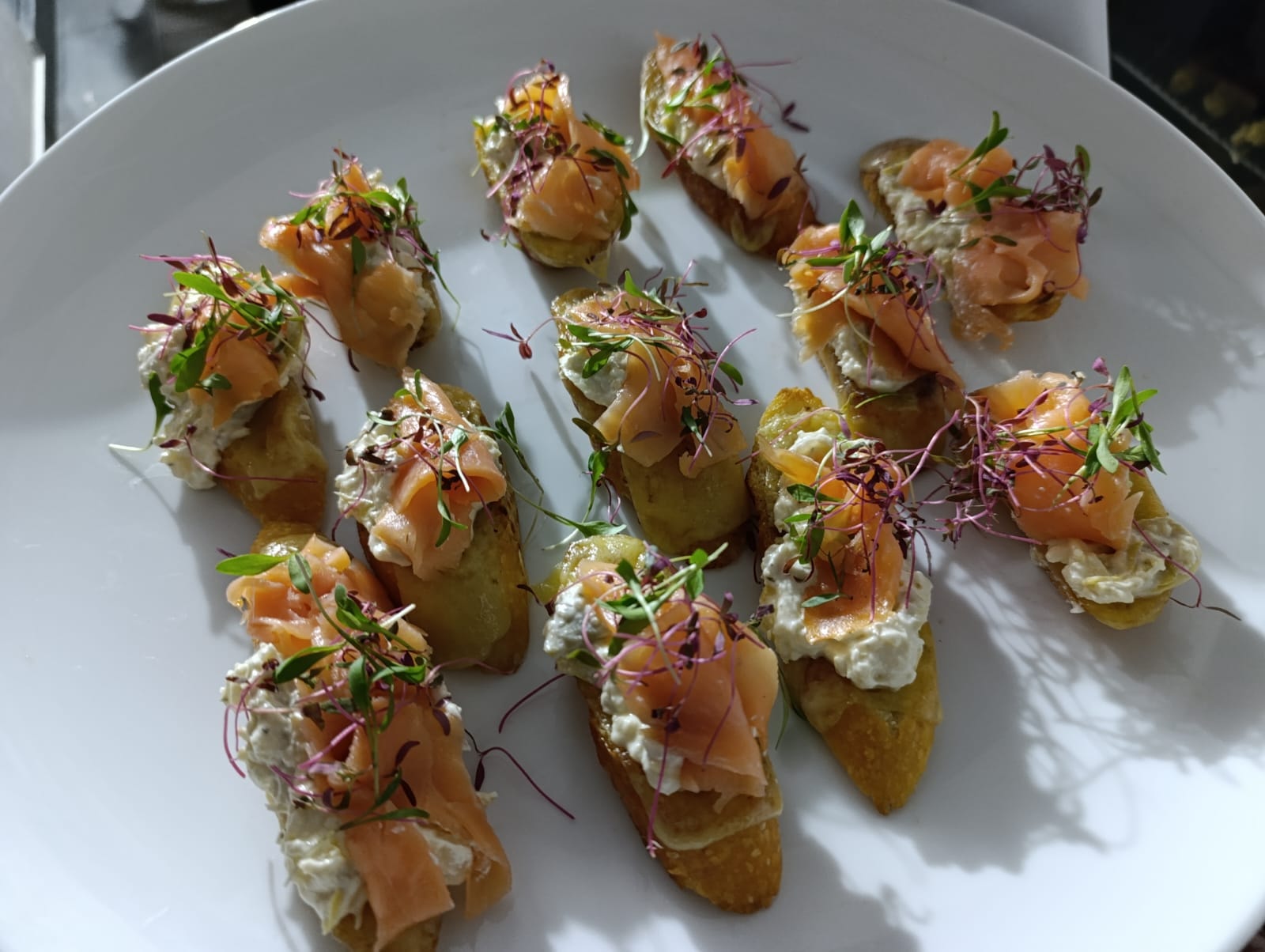 Canapés de salmón con microgreens para evento ejecutivo