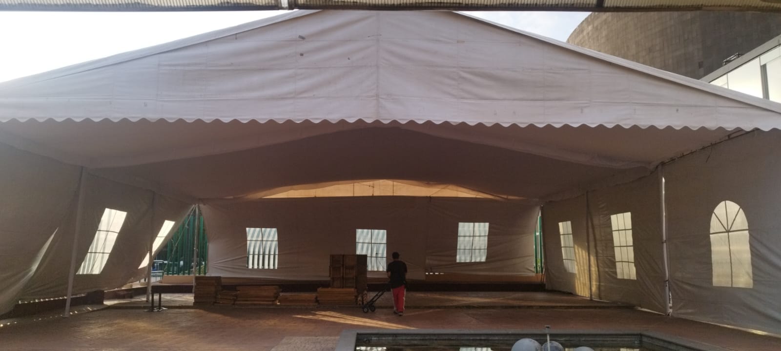 Carpa blanca exterior para recepción de boda