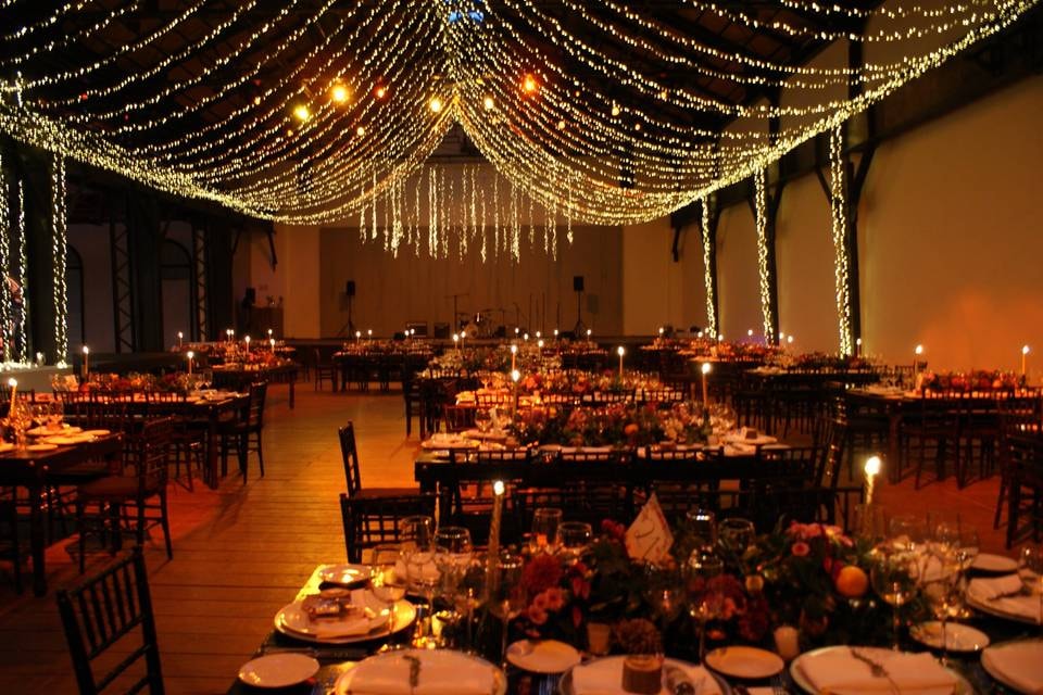 Meseros atendiendo mesas en recepción de boda