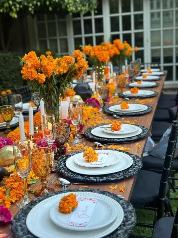 Mesa decorada con cempasúchil para celebración especial