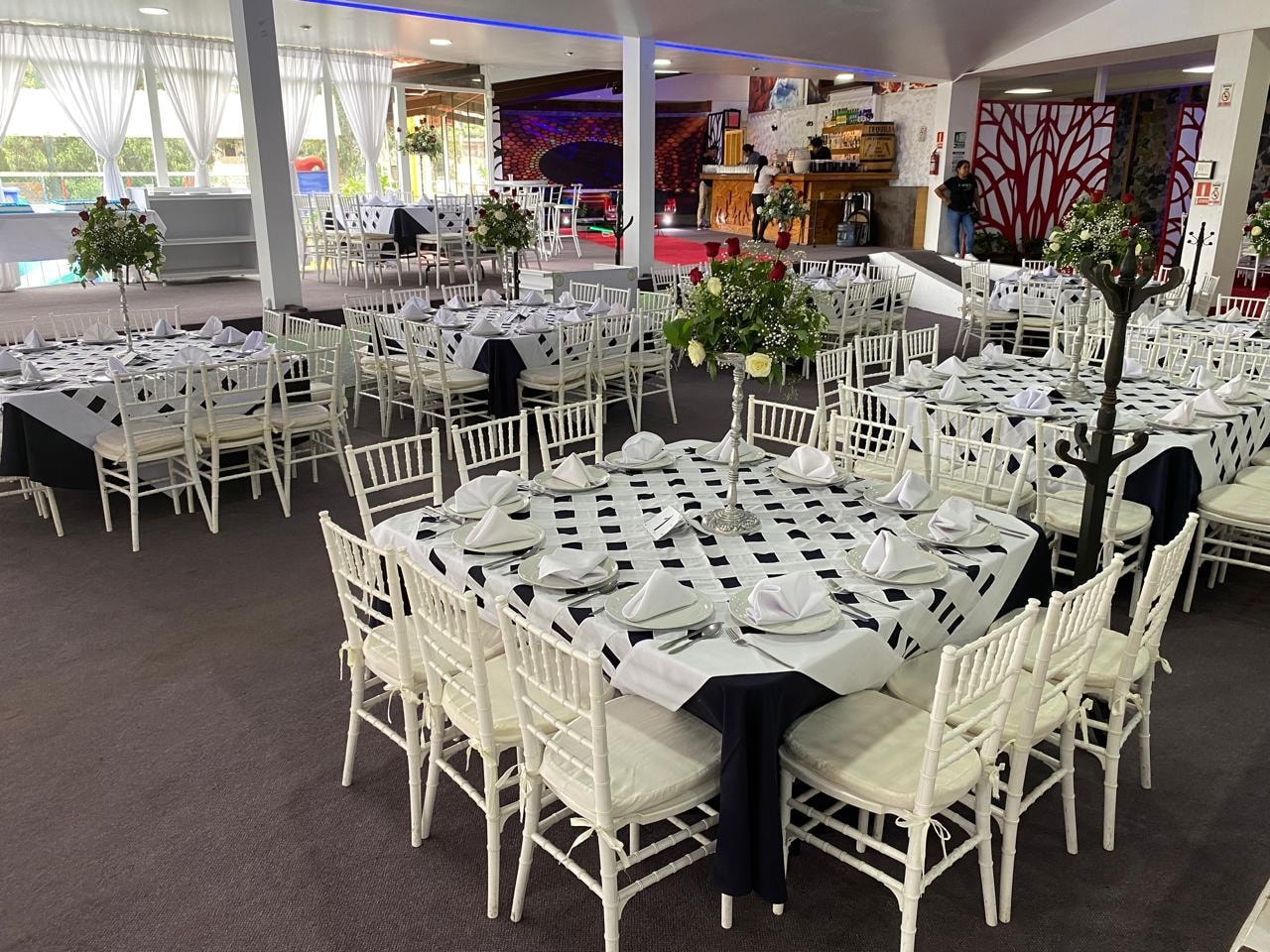 Montaje de mesa dorada para celebración especial