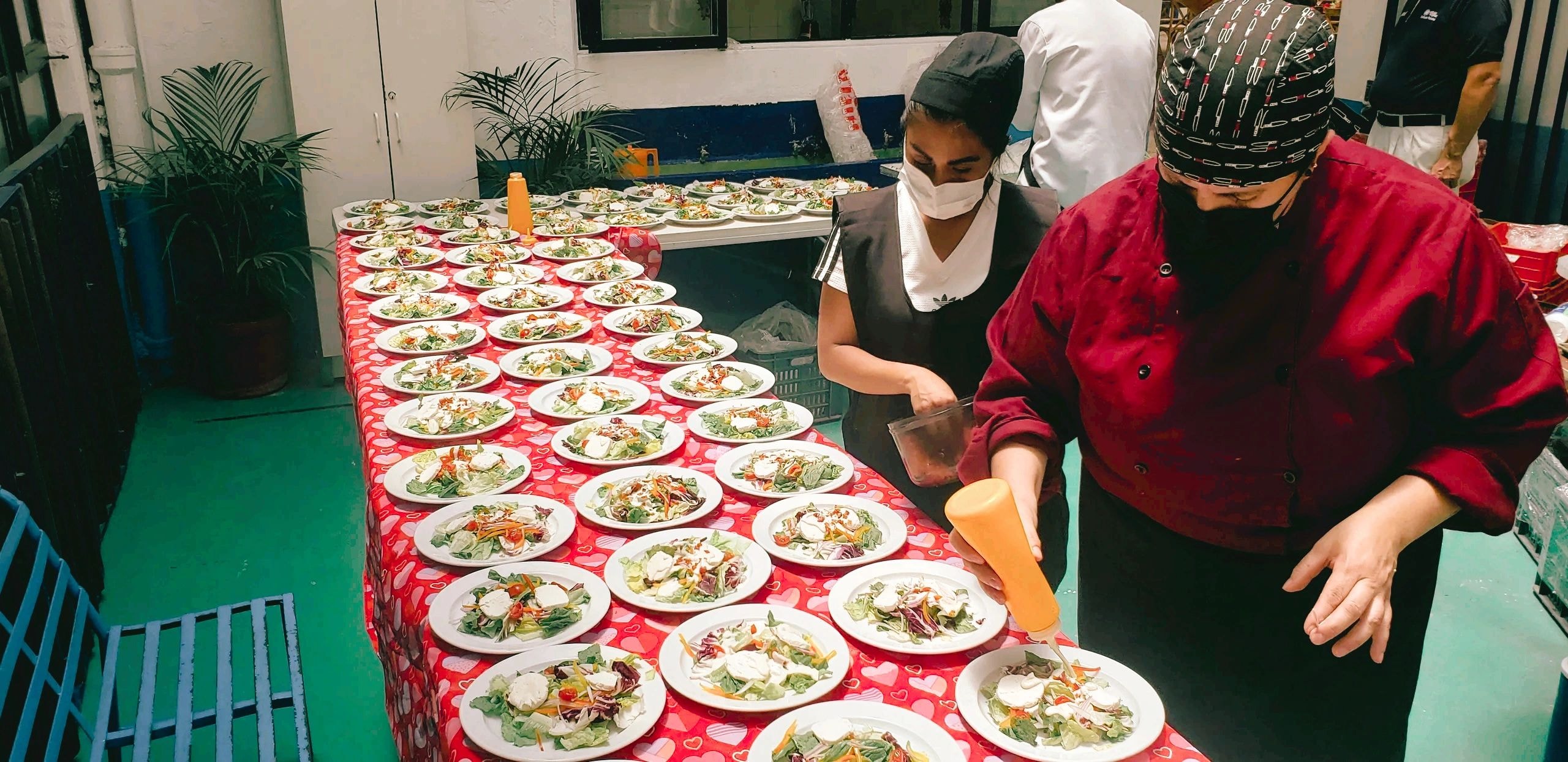 Equipo de Quality Gourmet preparando banquete